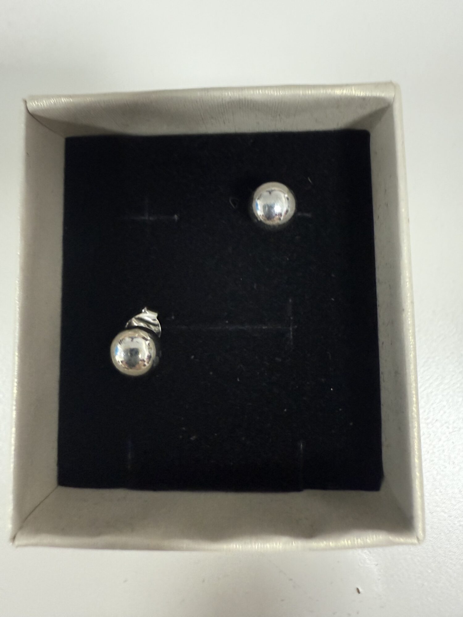 Pendientes bolita plata.