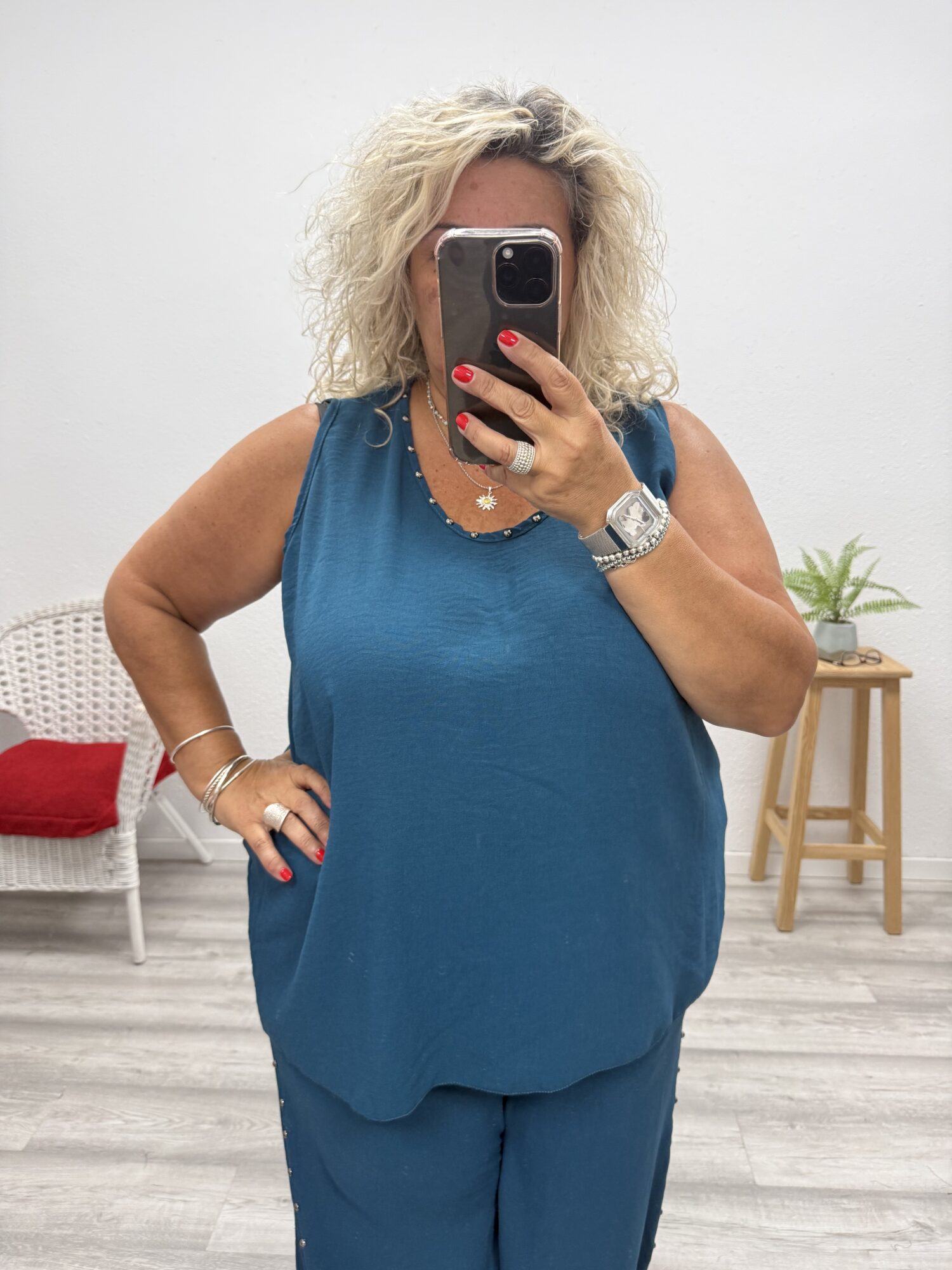 Blusa tachuelas petróleo