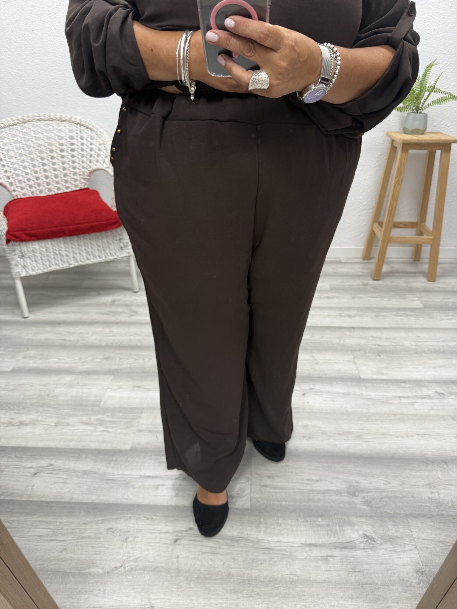 Pantalón tachuelas chocolate