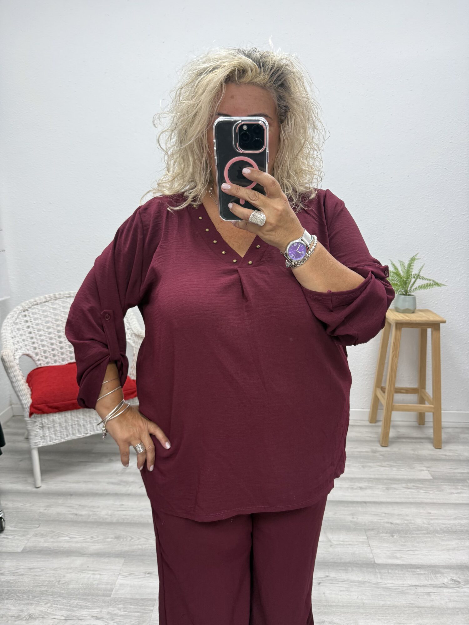 Blusa tachuelas burdeos