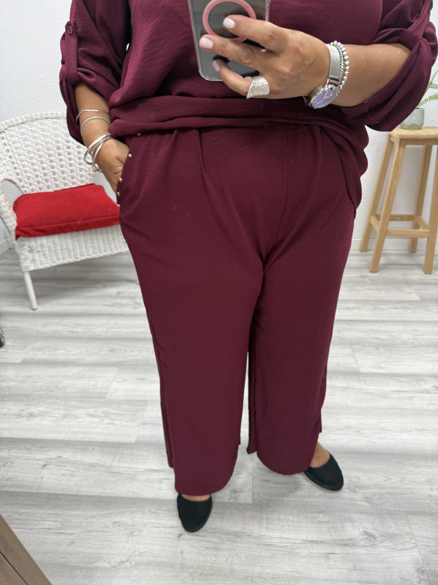 Pantalón tachuelas burdeos