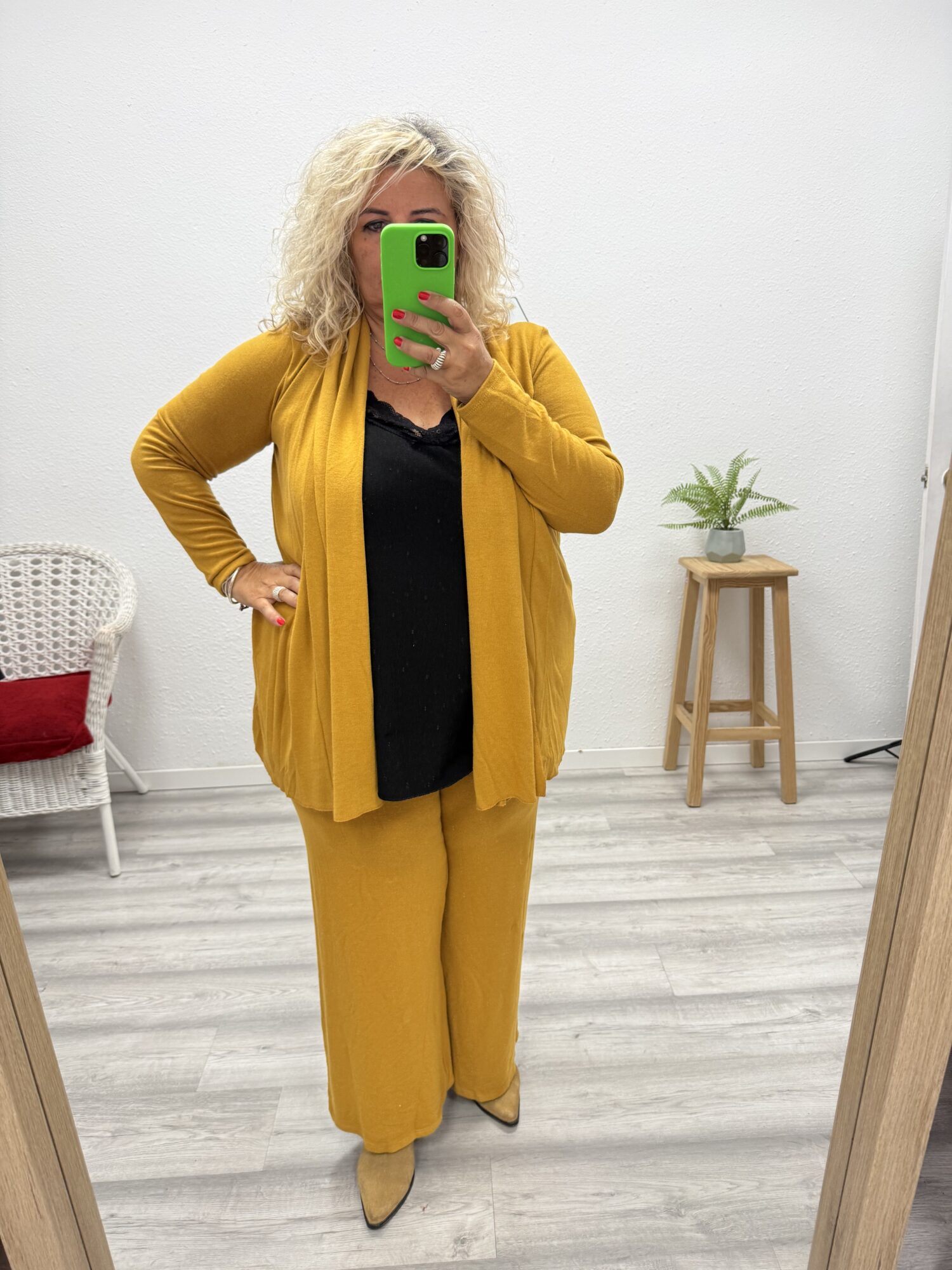 Conjunto punto chaqueta y pantalón mostaza
