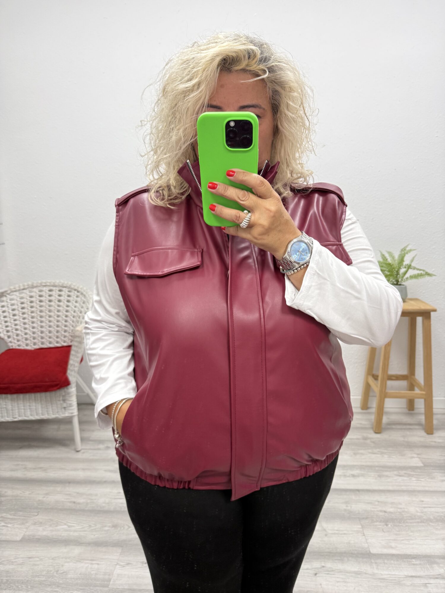 Chaleco polipiel cuello burdeos