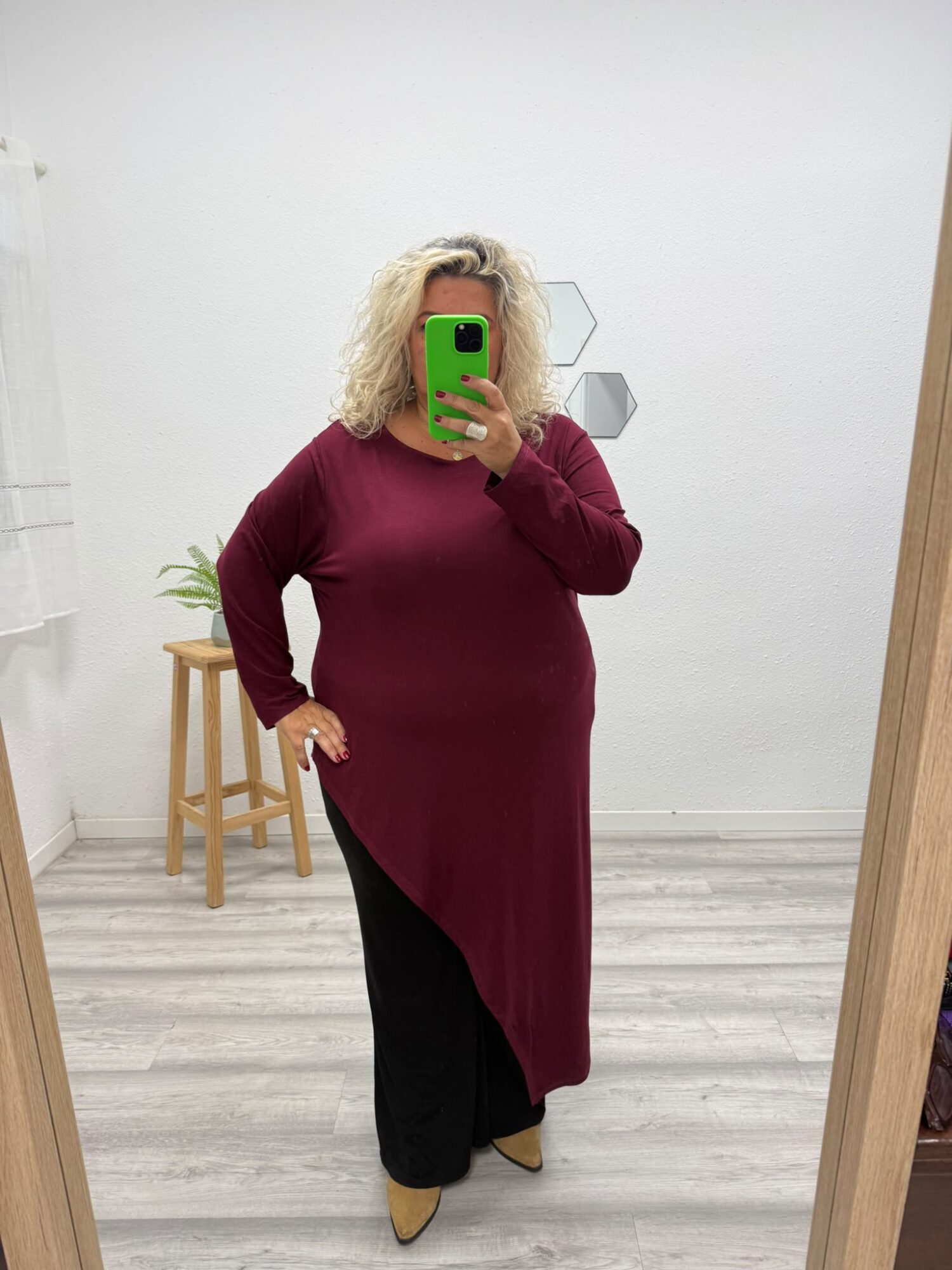 Camiseta asimetrica burdeos