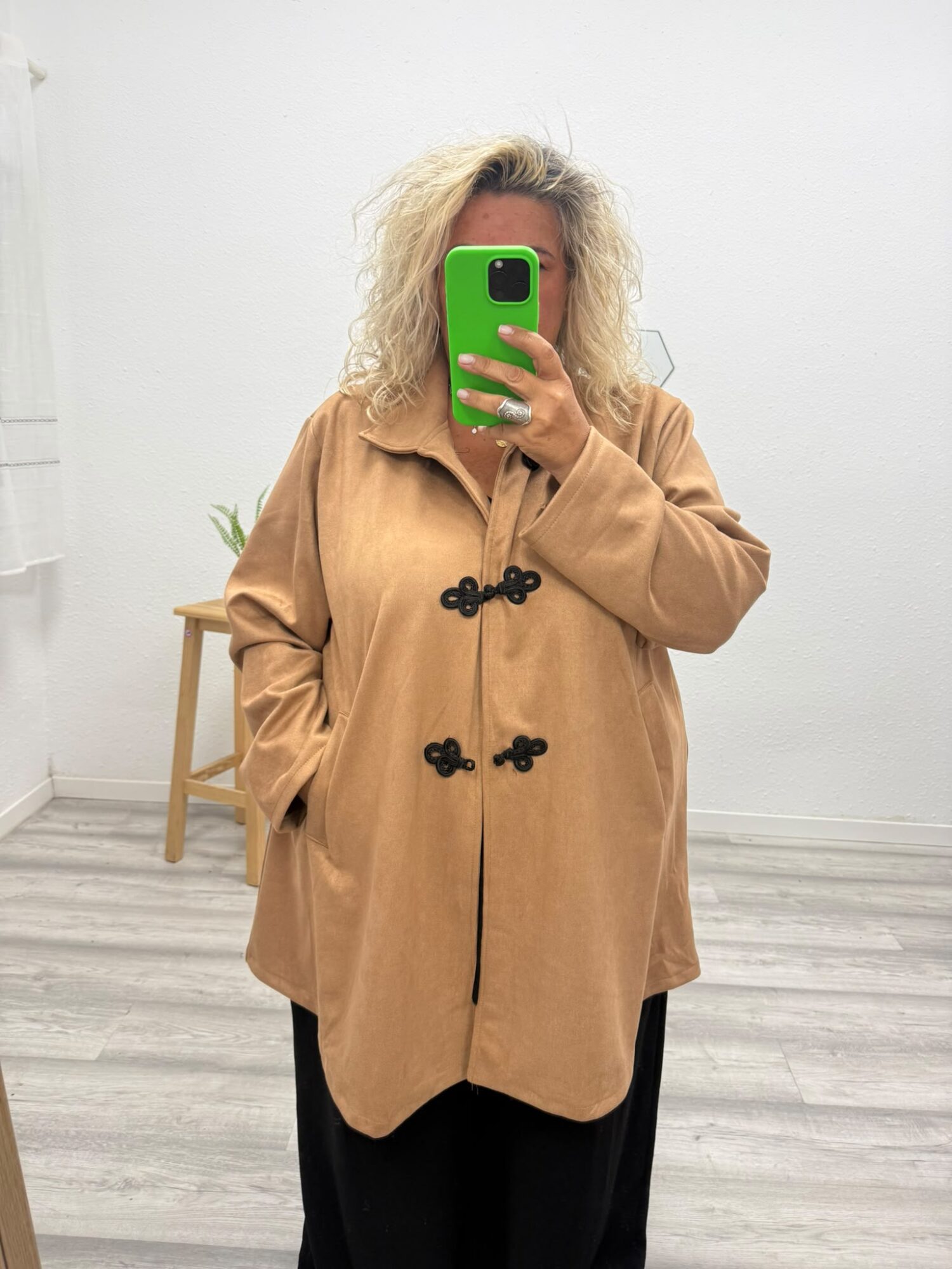 Chaqueta antelina con broche negro