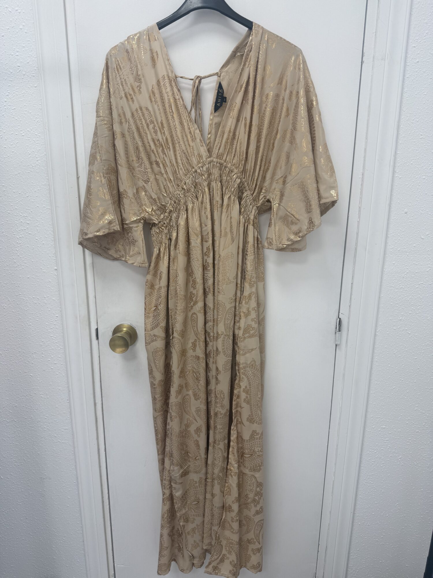 Vestido crudo con detalles dorados