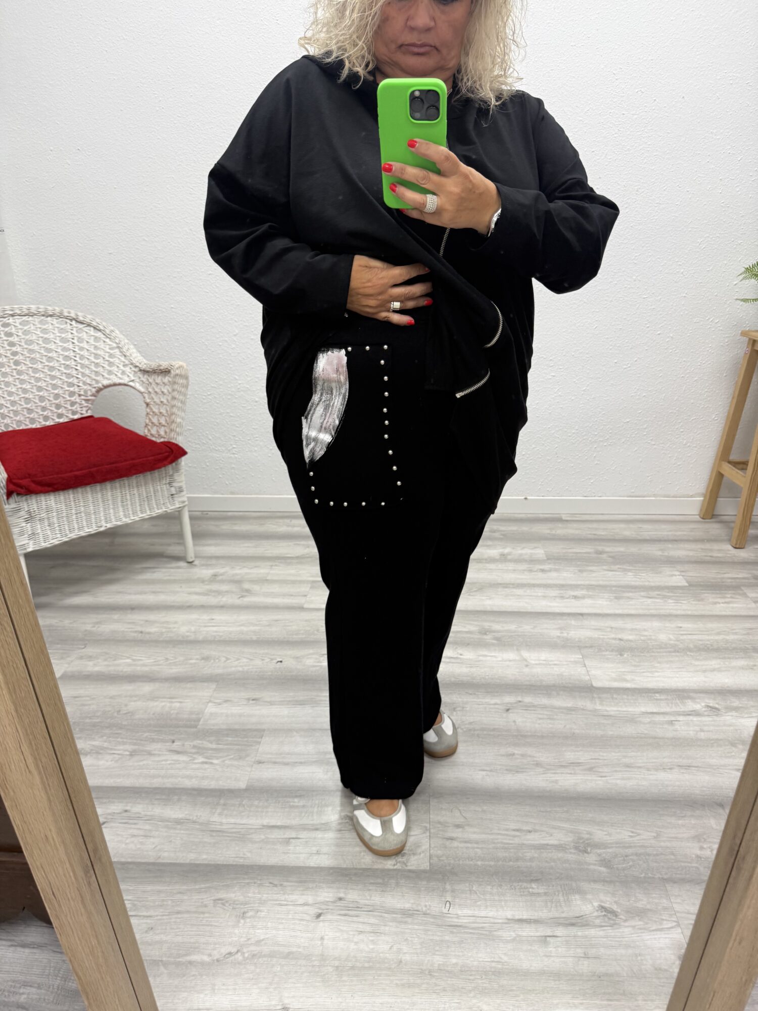 Pantalón tachuelas y plateado negro