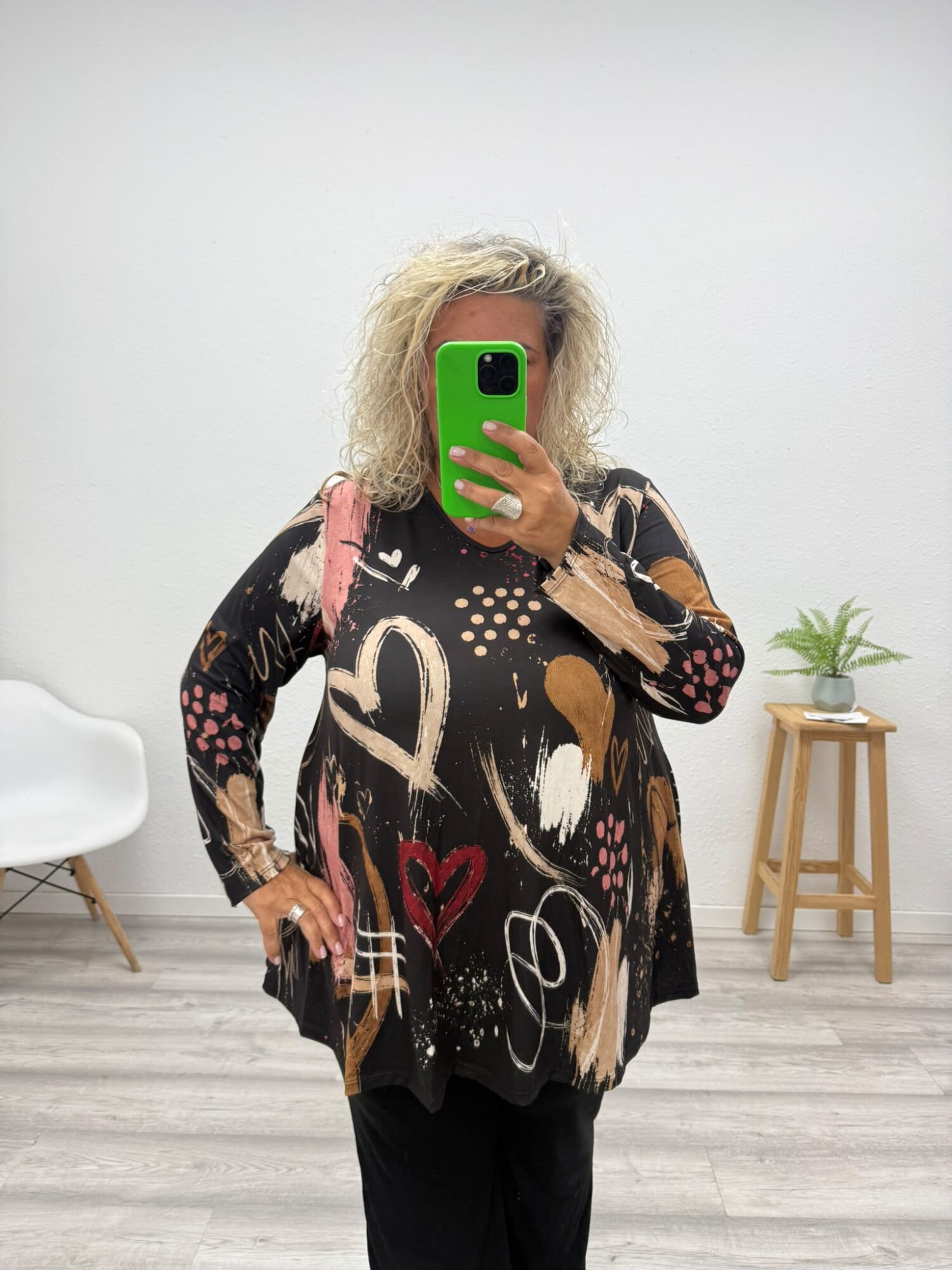 Camiseta negra corazones