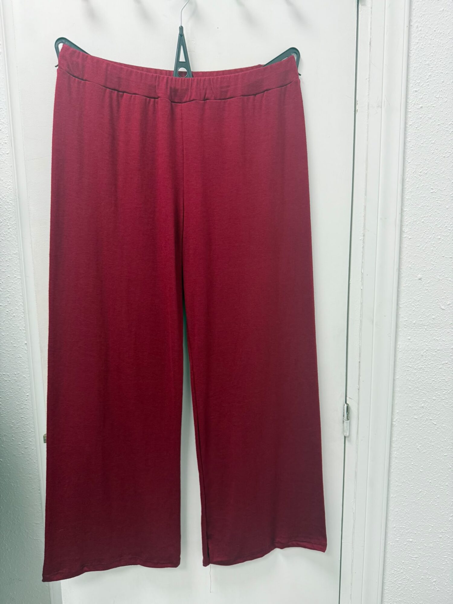 Pantalon recto punto fino burdeos