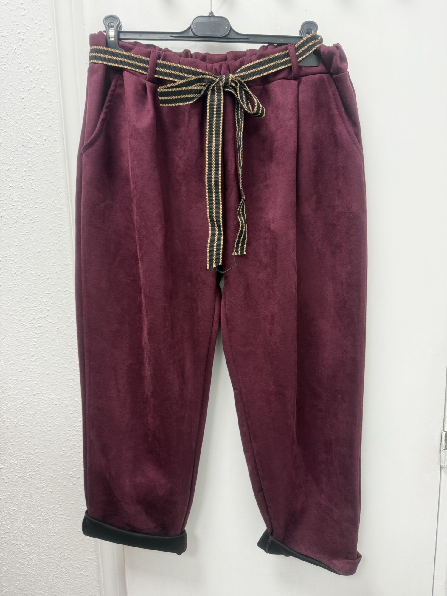 Pantalon antelina burdeos