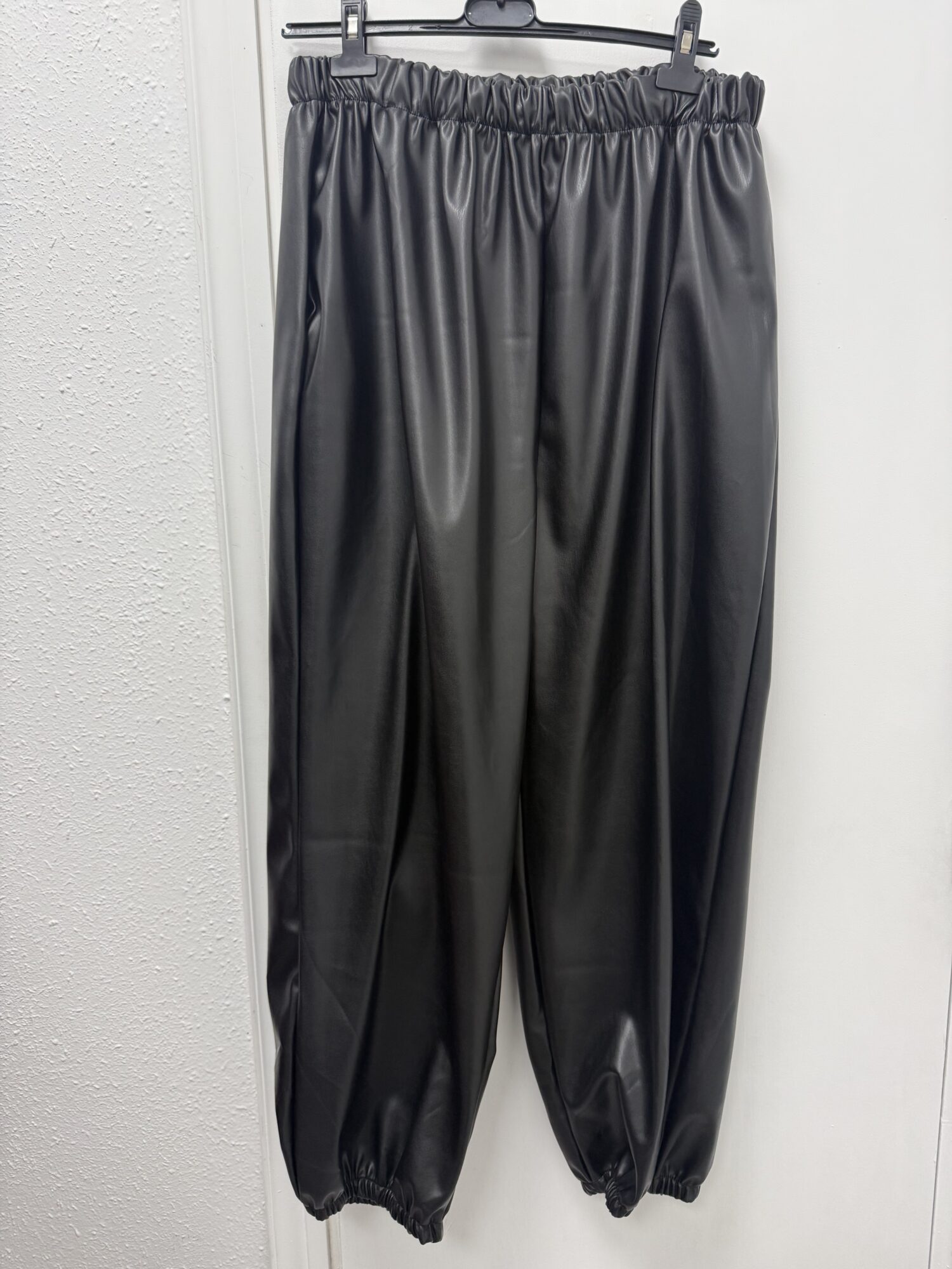 Pantalon polipiel bombacho negro